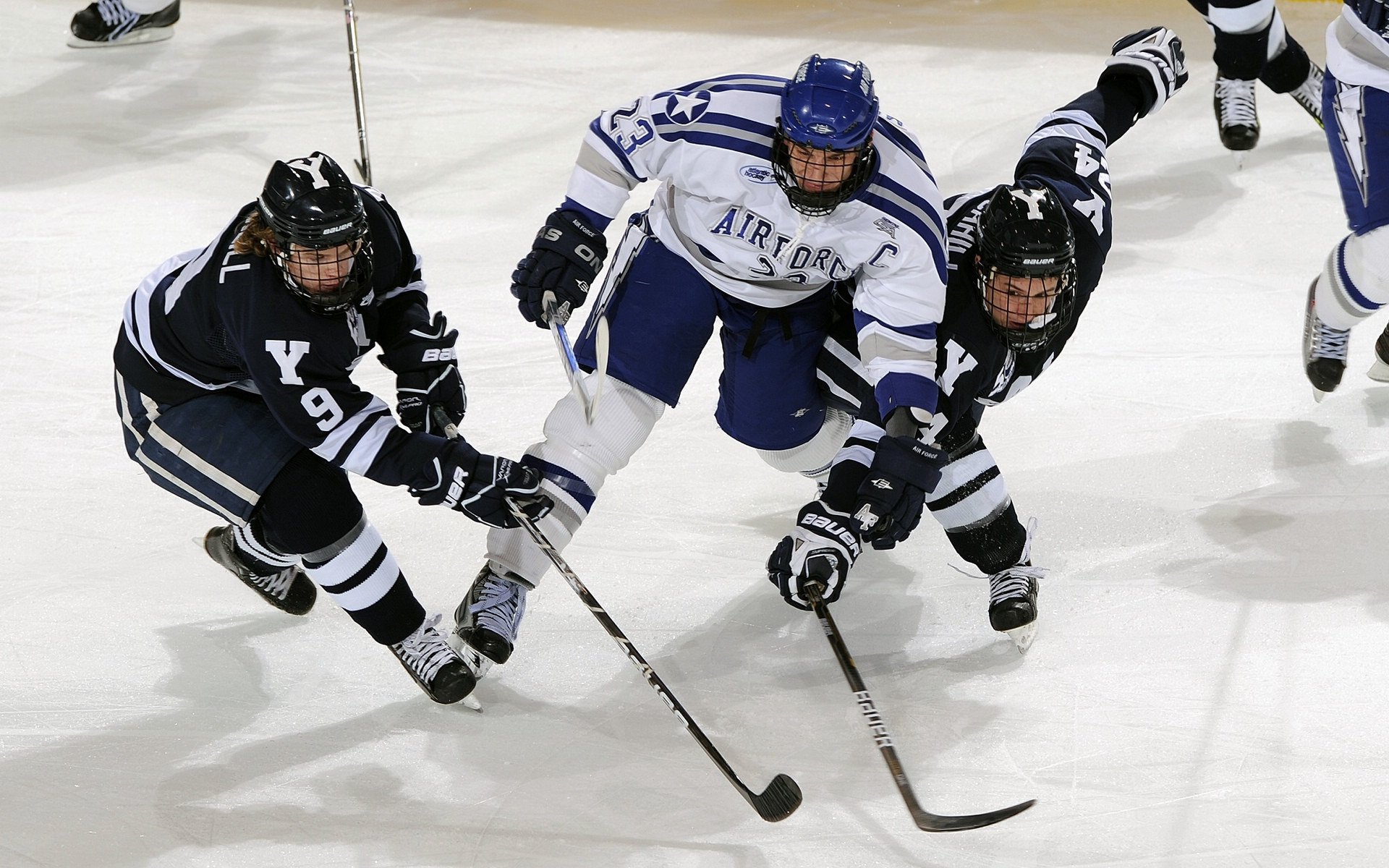 VR拳击联赛 虚拟擂台中玩家戴头显激战连连