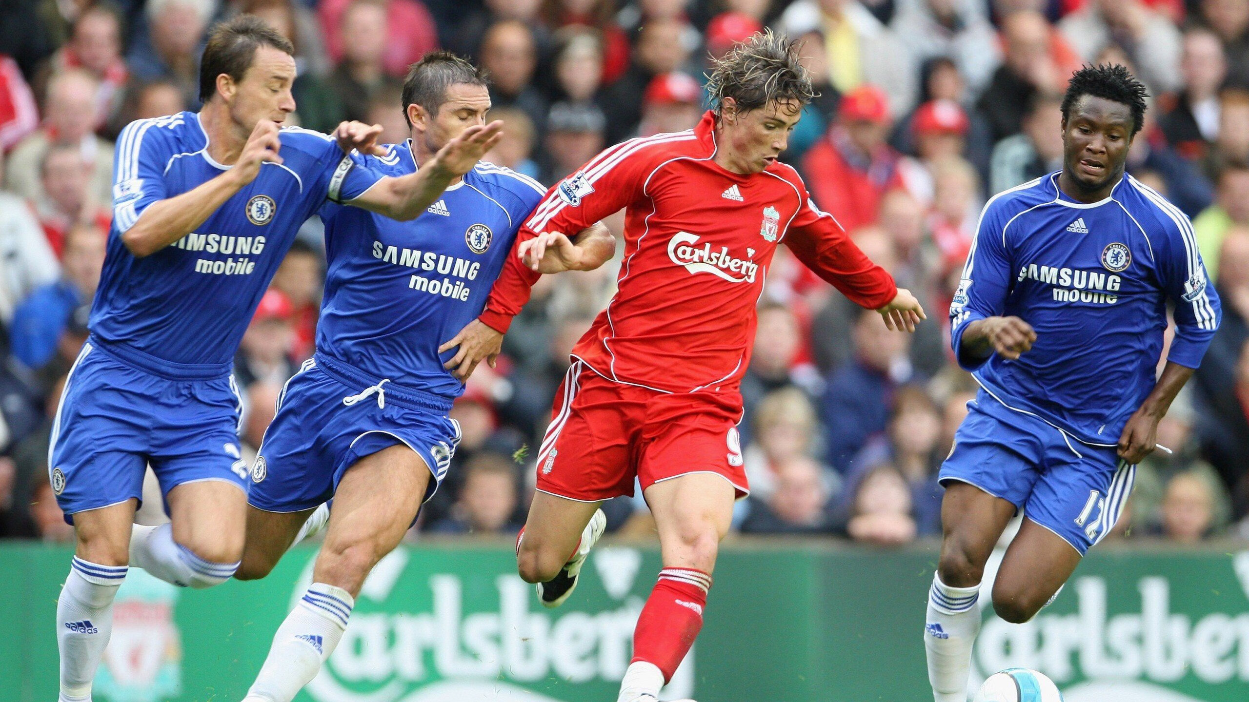 国际无人机编队对抗赛 高速穿越赛道考验操作极限