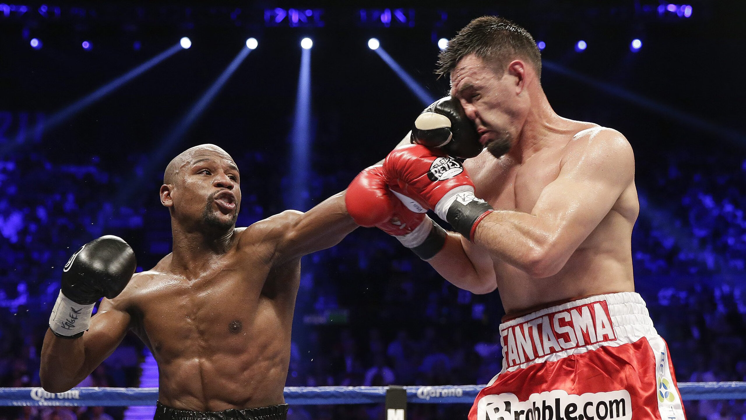 水下曲棍球对抗赛 潜水镜与脚蹼装备让规则独特